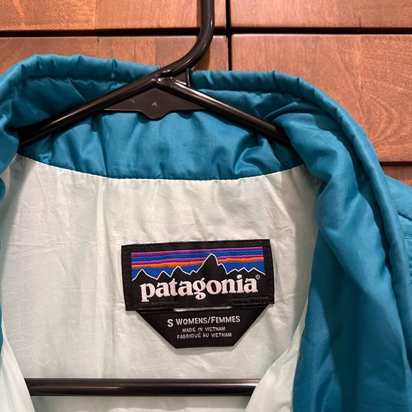 Women’s small turquoise Patagonia nano puff. - Picture 2 of 3